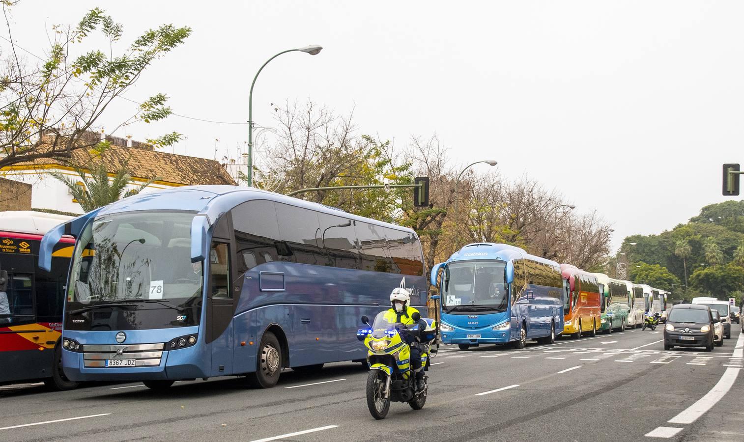 Los autobuses turísticos protestan en Sevilla