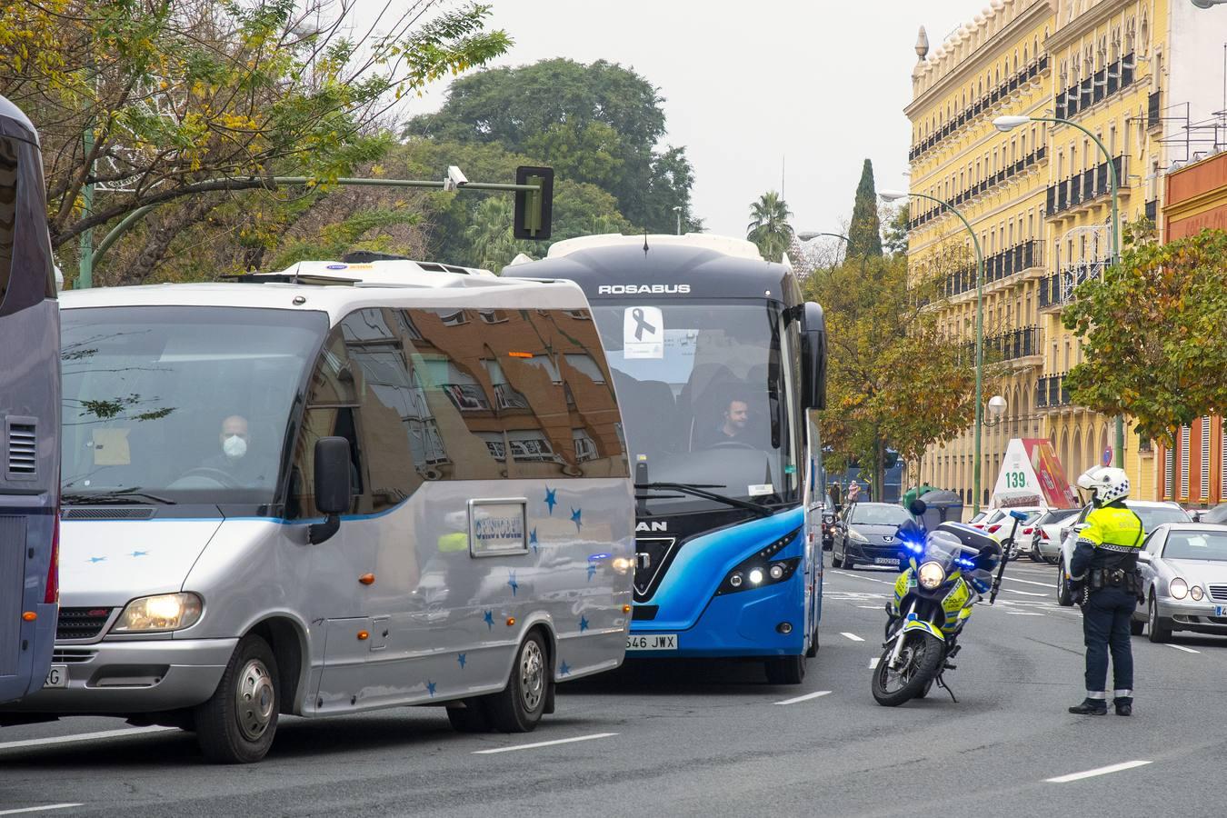 Los autobuses turísticos protestan en Sevilla