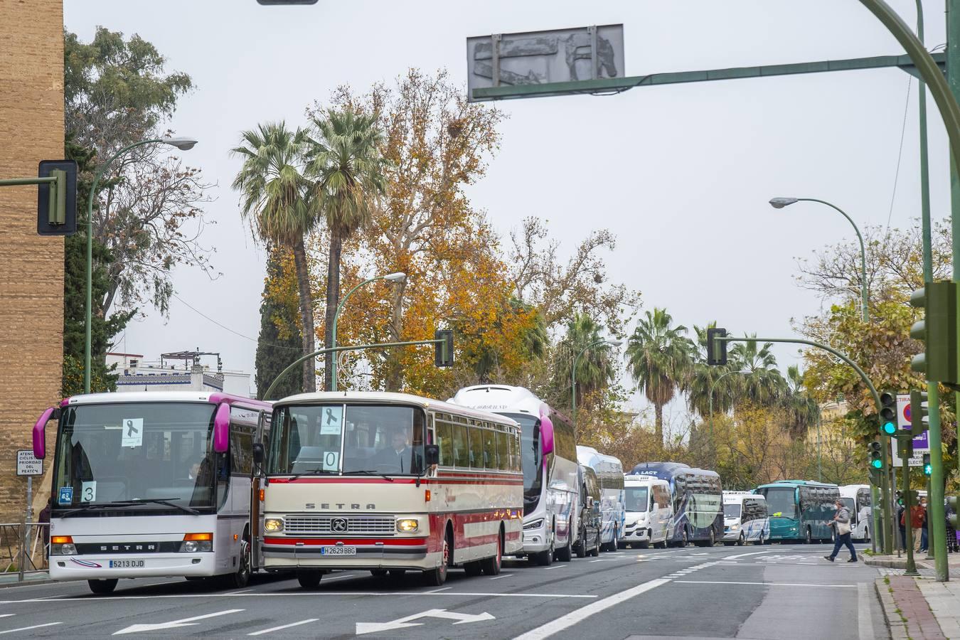 Los autobuses turísticos protestan en Sevilla