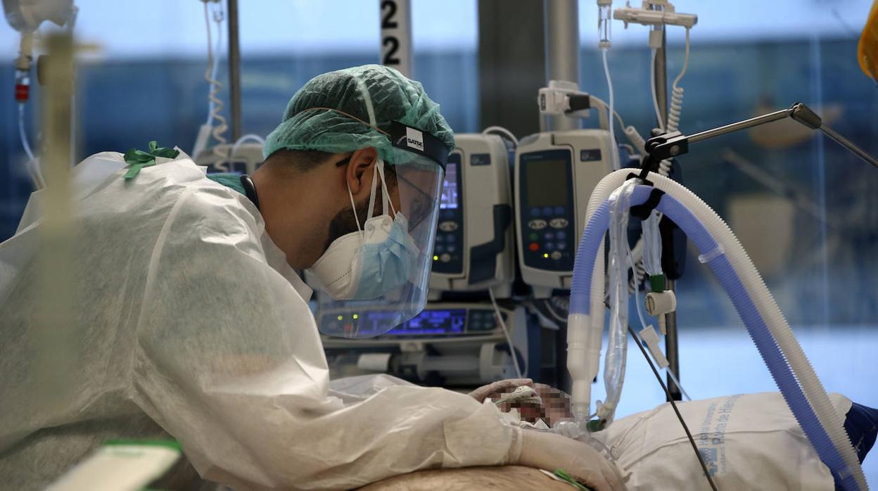 En imágenes: 1.272 enfermeros se forman en cuidados críticos para atender los casos más graves si el Covid lo requiere