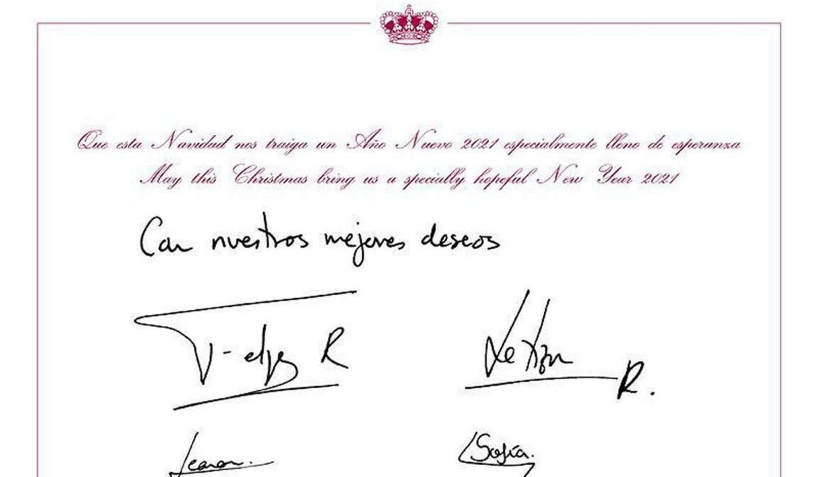 La Familia Real española ha enviado una postal firmada por los Reyes, don Felipe y doña Letizia, y sus hijas, la Princesa Leonor y la Infanta Sofía. 