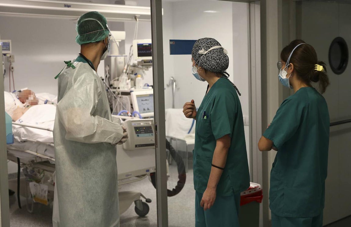 Durante los meses más duros de la pandemia enfermeros sin experiencia en UCI tuvieron que trabajar en las mismas. 