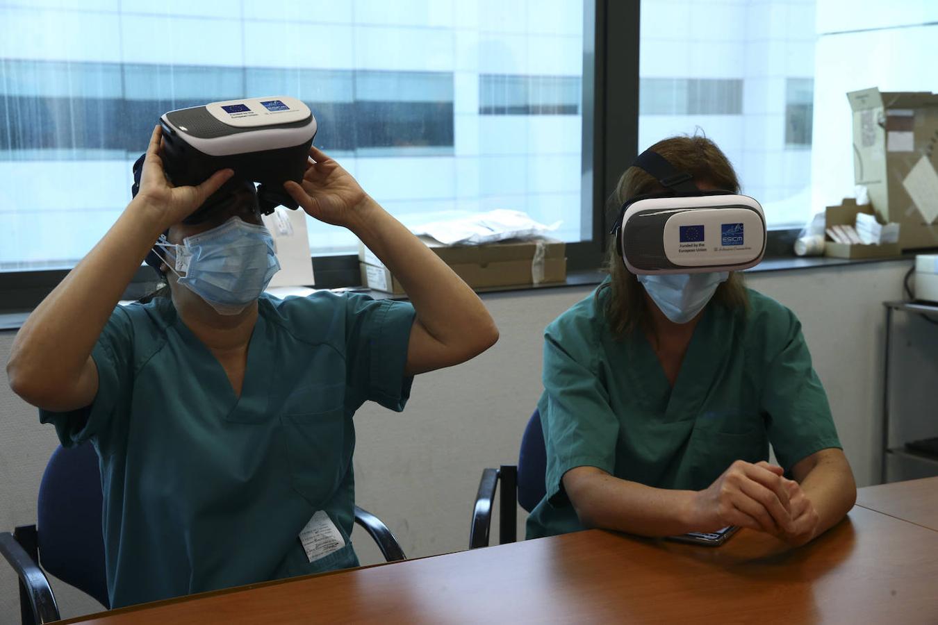 Además de ver casos reales en la UCI del hospital, también utilizan la realidad virtual para analizar casos clínicos. 