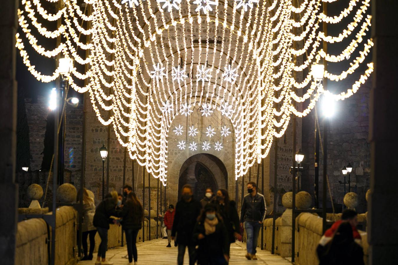 Los puentes iluminados, atractivo de la Navidad toledana