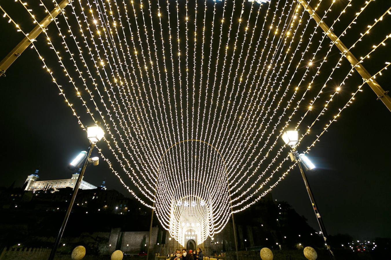 Los puentes iluminados, atractivo de la Navidad toledana