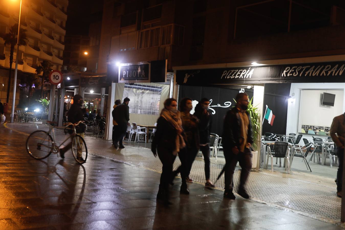 Ambiente en las terrazas y bares de Cádiz tras la modificación de las medidas restrictivas