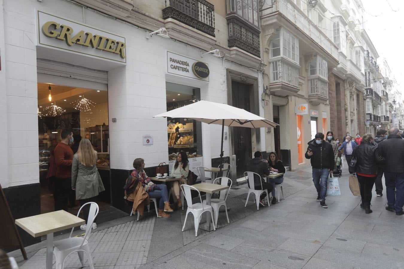 Ambiente en las terrazas y bares de Cádiz tras la modificación de las medidas restrictivas