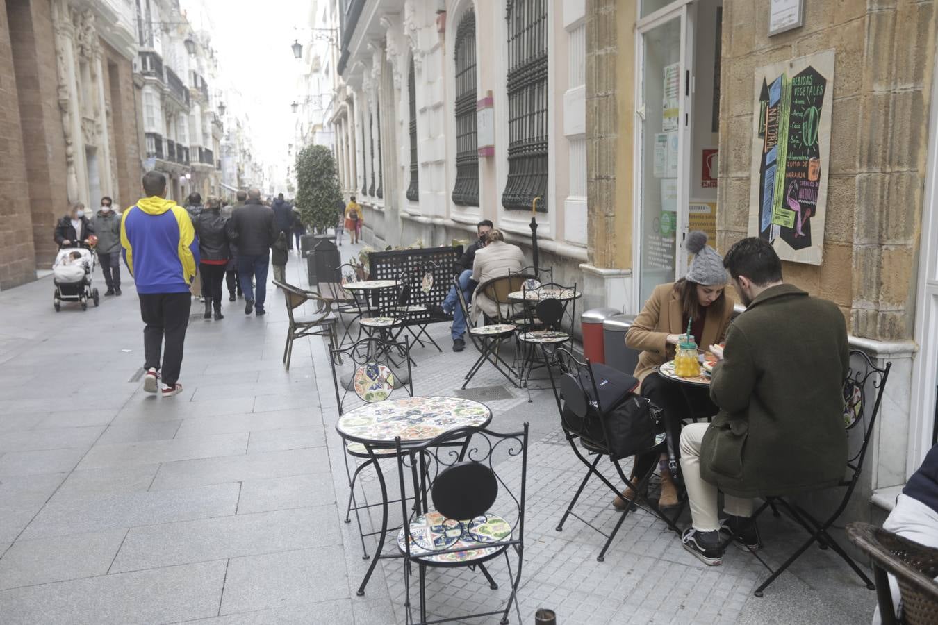 Ambiente en las terrazas y bares de Cádiz tras la modificación de las medidas restrictivas