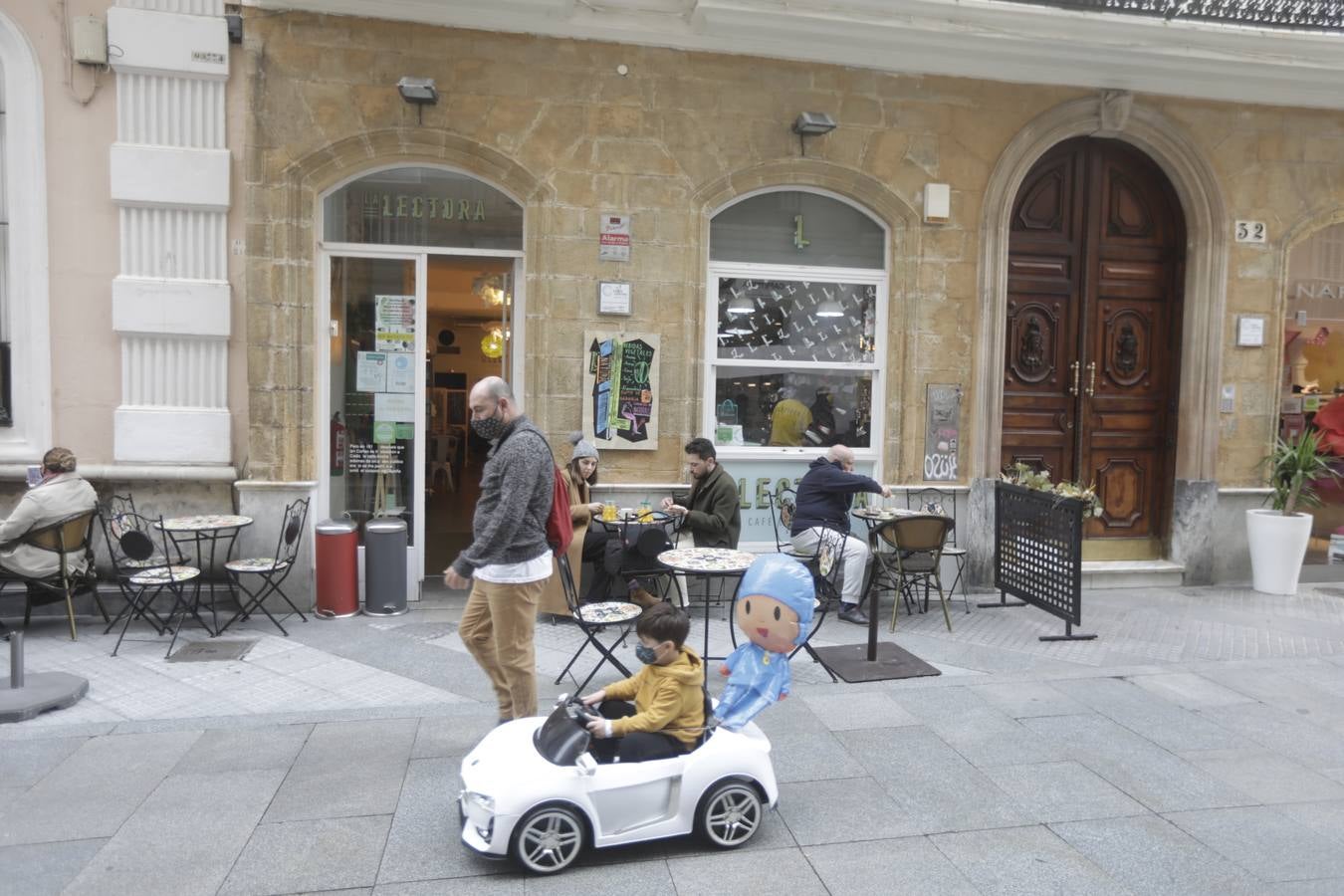 Ambiente en las terrazas y bares de Cádiz tras la modificación de las medidas restrictivas