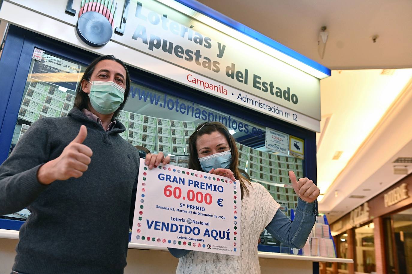 Trabajadores de la administración nº12 de Torrejón de Ardoz celebran el haber vendido décimos del quinto premio 55.483 este martes. 