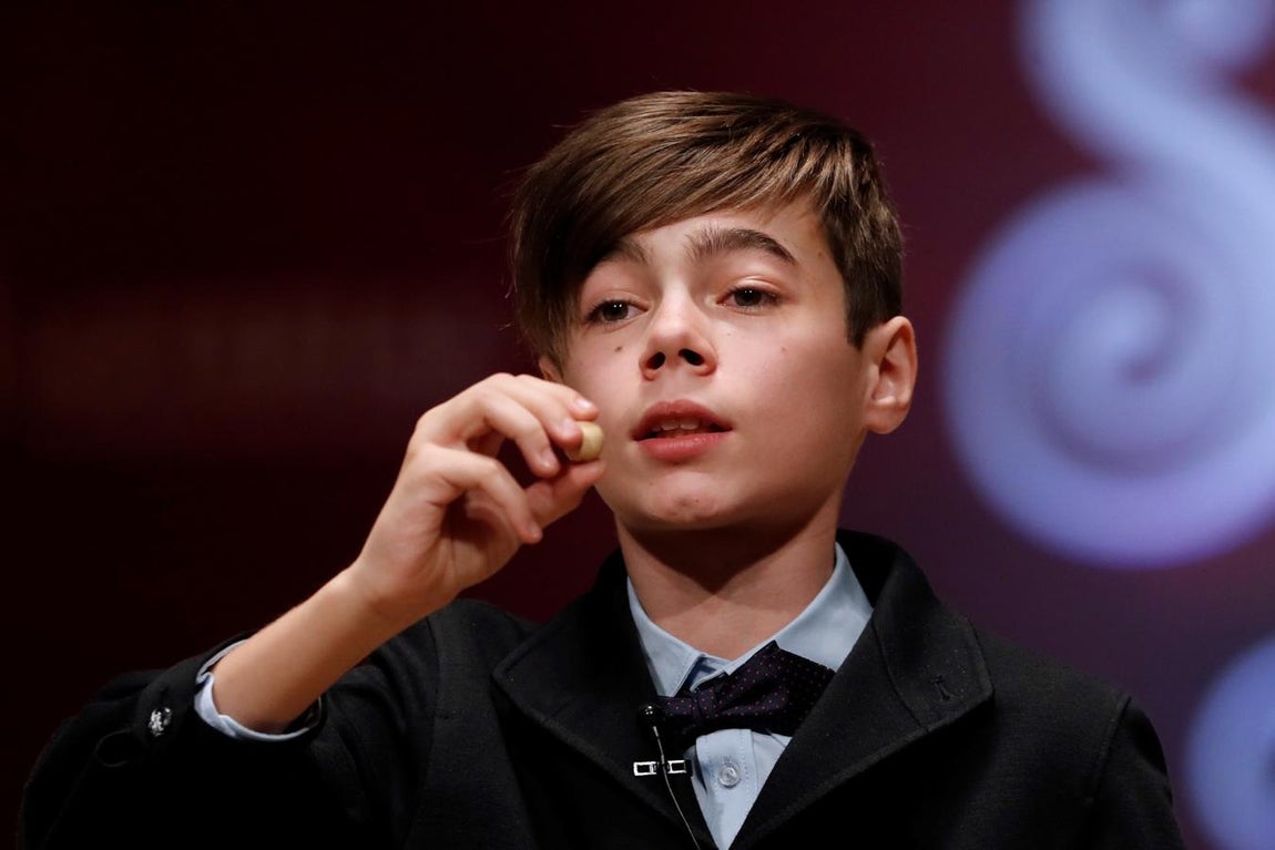 Unai Barón Maldonado canta el 72897, agraciado con el Gordo del Sorteo Extraordinario de la Lotería de Navidad, que este 2020 pasará a la historia por celebrarse sin público y con unas medidas especiales por el protocolo anticovid. Además de celebrarse sin público, la presencia de los medios se ha reducido en un 50%, y tampoco se podrán hacer entrevistas a los niños de San Ildefonso que, como el resto de asistentes, deberán permanecer con mascarilla y solo se la podrán quitar cuando vayan a cantar.