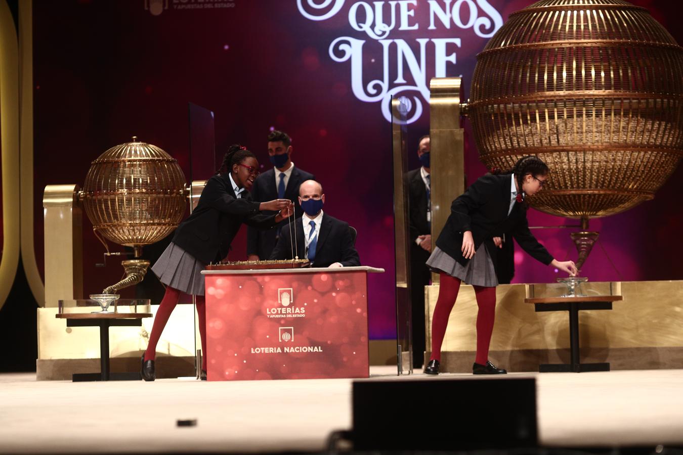 Las niñas del colegio de San Ildefonso Elisabeth Obarisaiagbon (izquierda) y Noura Akrouh (derecha) han sido las encargadas de dar dos quintos premios durante el Sorteo Extraordinario de la Lotería de Navidad 2020.