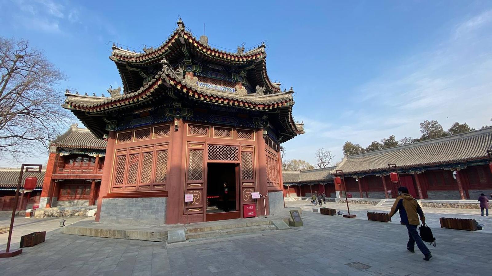 Llamado en mandarín Yuanming Yuan, el «Jardín de la Perfecta Claridad», contaba con palacios de estilo chino y europeo, parques, galerías, pabellones repletos de libros y obras de arte y templos como este de Zhengjue, que ha sido reconstruido como sala de exposiciones. 