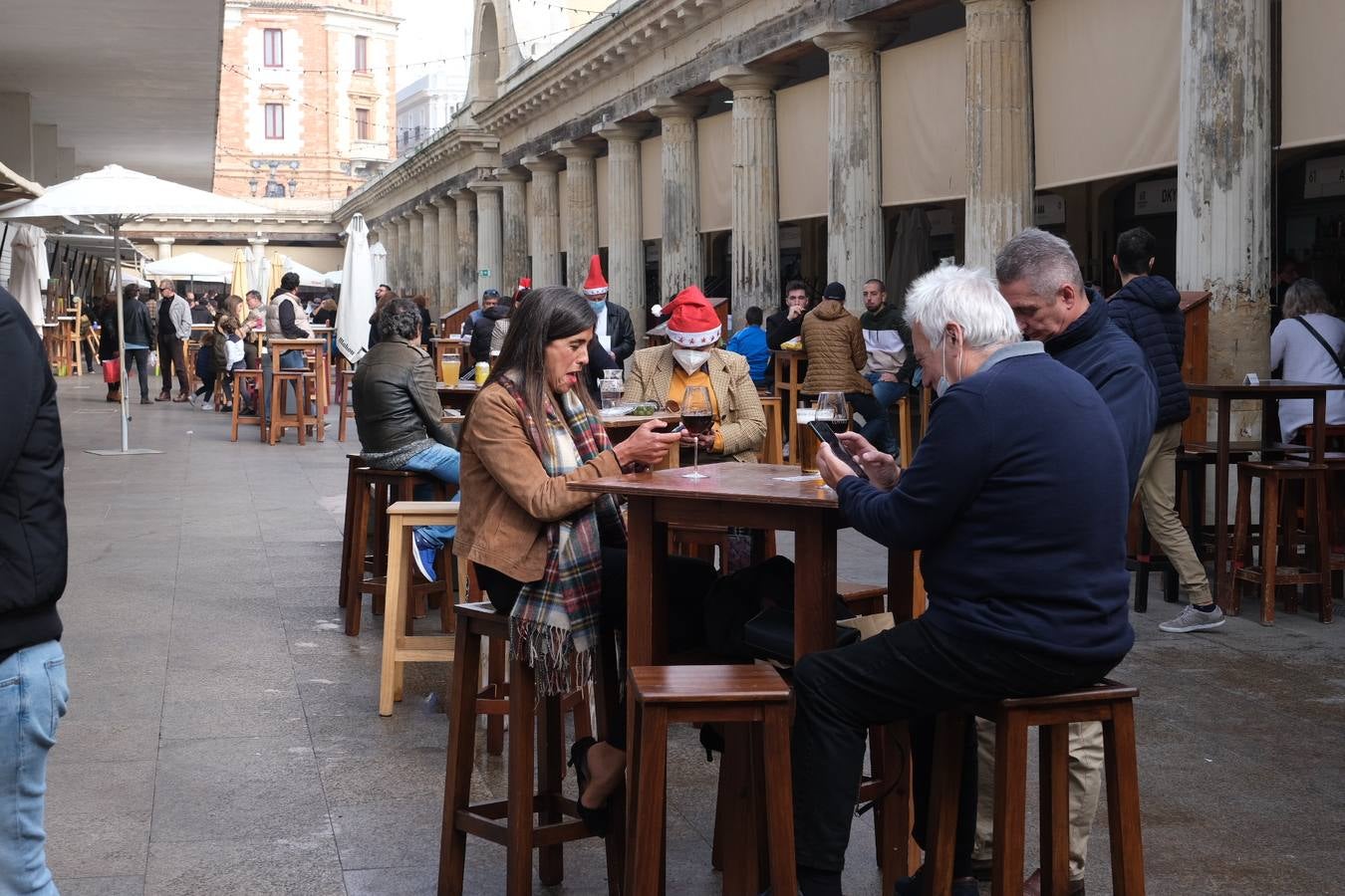 Ambiente en Cádiz las horas previas a la Nochebuena del coronavirus