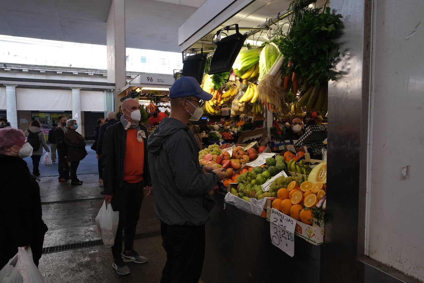 Ambiente en Cádiz las horas previas a la Nochebuena del coronavirus