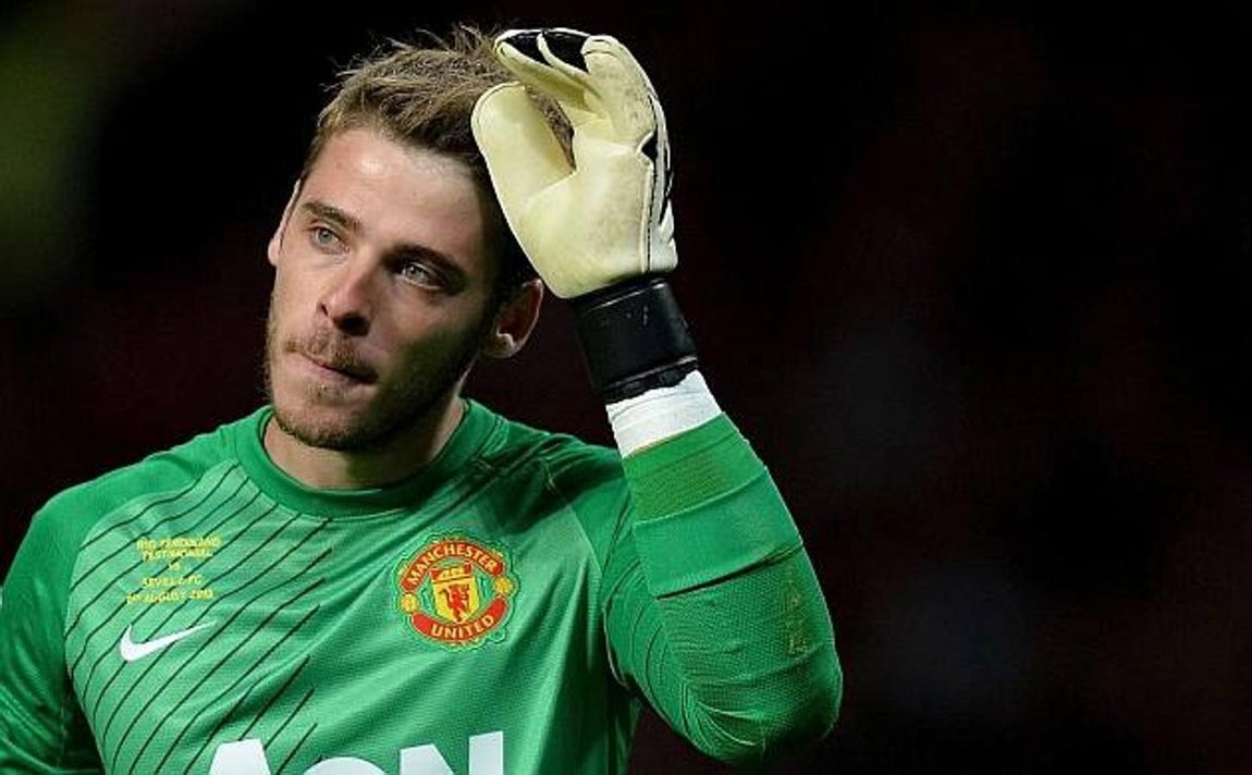 El fax de De Gea. Estaba todo cerrado, David De Gea sería el nuevo portero del Real Madrid. Después de todo el verano negociando por el portero del Manchester United, se había logrado llegar a un acuerdo con el conjunto inglés: treinta millones y la inclusión de Keylor Navas en la operación. Era el año 2015, Iker Casillas acababa de dejar el club blanco y se buscaba a un portero de renombre para ocupar su lugar. De Gea era el elegido, y el último día de mercado se consiguió sacar adelante el traspaso. O eso parecía. La directiva del United envió la documentación tarde, a las 00.32 horas de la noche, por lo que la LFP no autorizó el fichaje al estar fuera de plazo. Keylor Navas seguiría en el Real Madrid y acabaría ganando tres Champions seguidas como titular.