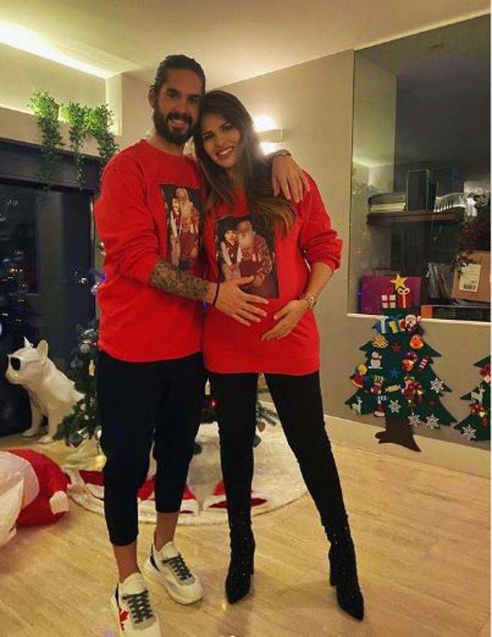 Isco Alarcón y Sara Sálamo también han elegido conjuntos a juego para felicitar la Nochebuena. 
