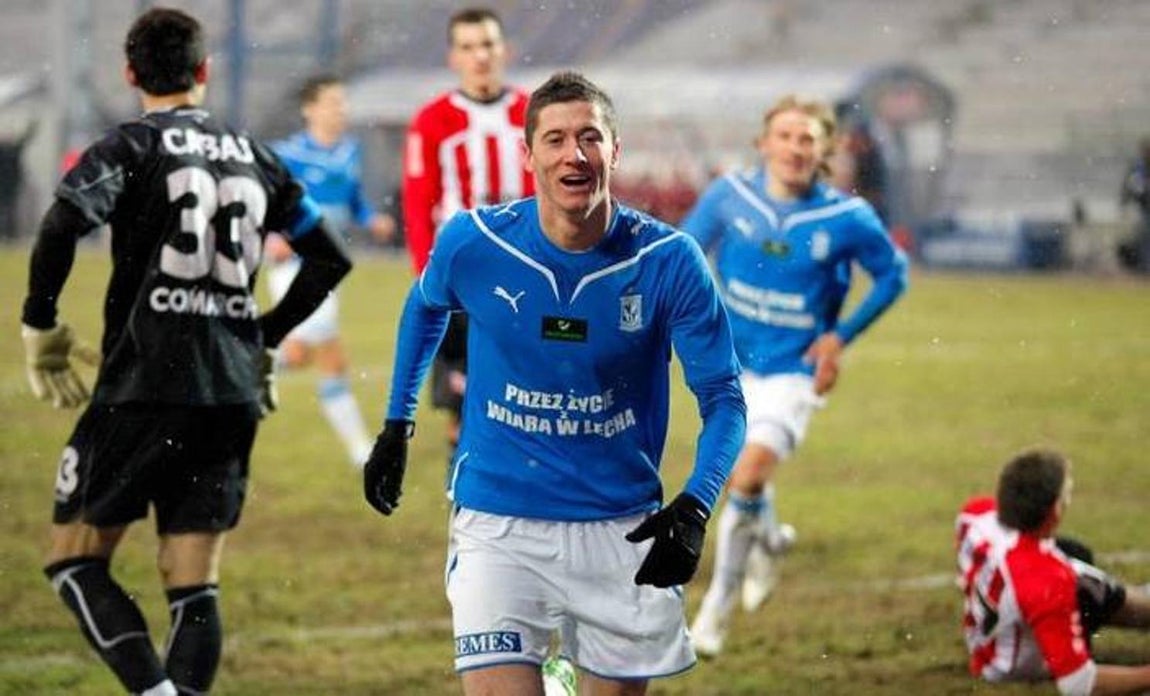 Lewandowski en Zaragoza. Puede parecer sorprendente, pero el recién ganador del premio FIFA al Mejor Jugador pudo vestir la camiseta del Real Zaragoza. Era el año 2010 y el delantero polaco era un completo desconocido para la inmensa mayoría de aficionados al fútbol. Por aquellas fechas, Lewandowski jugaba en el Lech Poznan de la liga polaca. El diario del país 'Przeglad Sportowe' amaneció el 13 de enero de 2010 con la noticia del interés del Real Zaragoza, que estaba dispuesto a pagar hasta cuatro millones de euros por hacerse con el jugador de 21 años. Finalmente, Lewandowski seguiría hasta junio en Polonia para firmar entonces por el Borussia Dortmund, donde se acabaría convirtiendo en uno de los mejores del mundo.