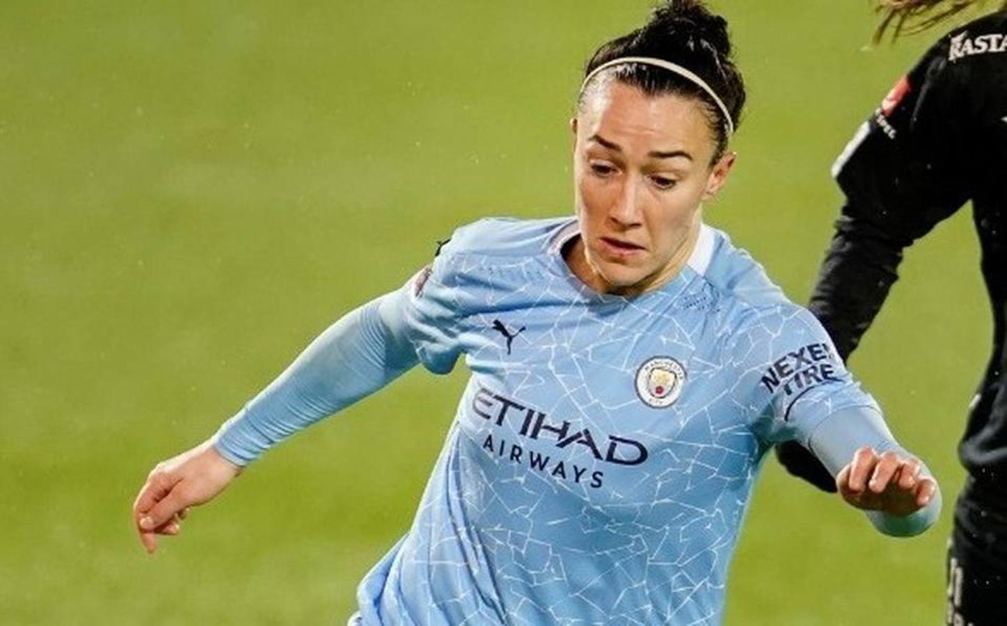 Lucy Bronze. Lucy Bronze ha ganado en este 2020 el Premio The Best a mejor jugadora del mundo y el Premio a Mejor Jugadora de la UEFA. La jugadora inglesa dejó este verano el Olympique de Lyon tras ganar con el conjunto francés la Champions, la Division 1 y la Copa de Francia. Ahora milita en el Manchester City.