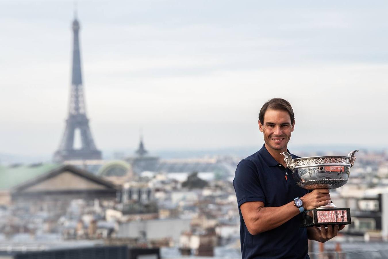 Rafa Nadal. No por perpetuarse en el tiempo una victoria es menos válida. Todo lo contrario, se podría decir. Ocurre cuando hablamos de Rafa Nadal, que el 12 de octubre se hizo con su decimotercer Roland Garros tras pasar por encima de Novak Djokovic. Era, además, su vigésimo Gran Slam, igualando así a Roger Federer como tenista masculino con más torneos de este tipo en la historia. Su triunfo supuso todo un reto para el tenista español, al tratarse de un año tan complicado por el coronavirus y en unas condiciones, las parisinas, muy distintas a las de años anteriores. Nadal se volvió a coronar en la majestuosa Philippe Chatrier con 34 años.