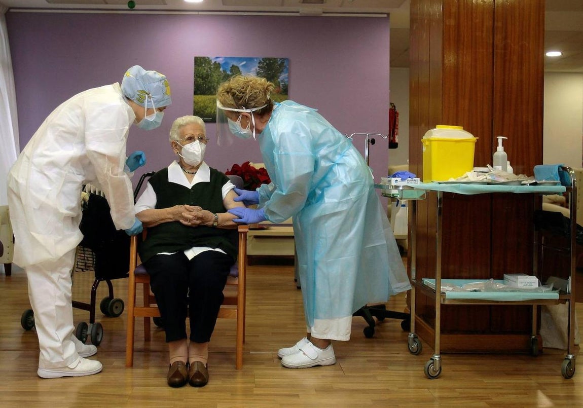 Araceli, una mujer de 96 años, residente en el centro de mayores Los Olmos de Guadalajara capital, ha recibido a las 9.00 horas la primera dosis de la vacuna en España. 