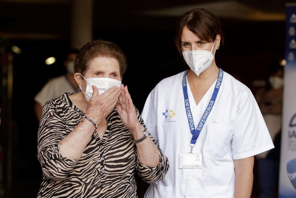 Doria Ramos González (i), de 84 años de edad, ha sido la primera persona en Canarias en recibir una dosis de la vacuna contra el Covid-19, que se la ha suministrado la enfermera Vanesa Castilla Martín (d) en el Hospital Nuestra Señora de los Dolores de Santa Cruz de Tenerife. 