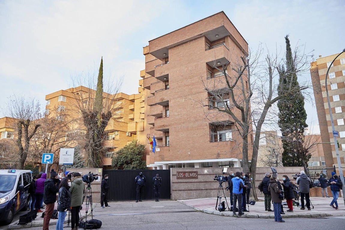 Los medios de comunicación esperan en la entrada de la residencia Los Olmos. 