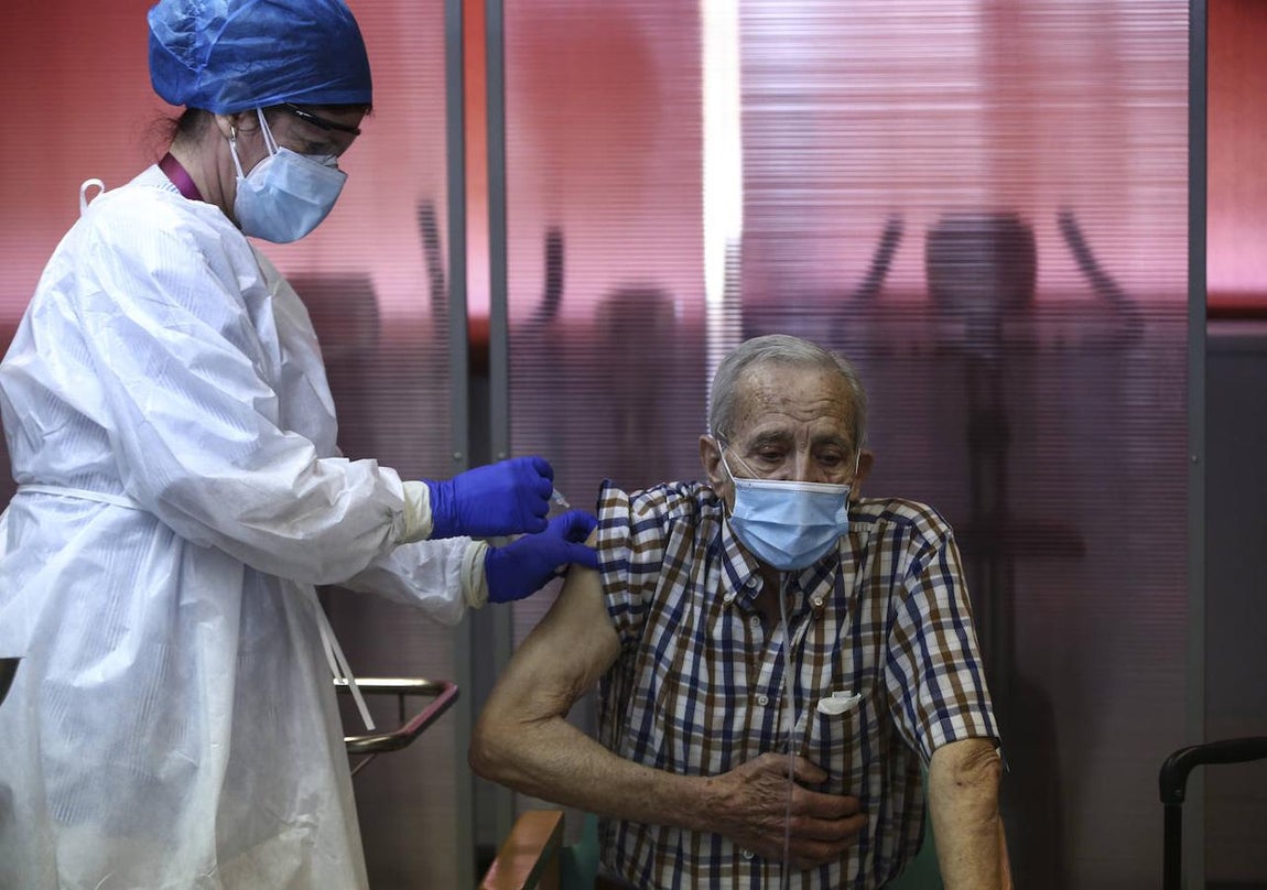 Nicanor, de 72 años, ha sido el primero en recibir la inyección en la residencia de mayores de Vallecas. 