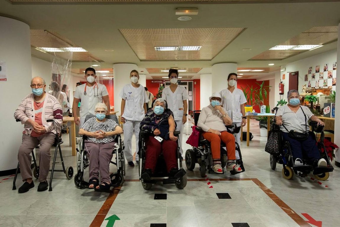María del Carmen Deniz Marrero (d), Antonia Guedes Cabrera (2d), María Isabel Barrera Rodríguez (3d), Agustina Carmen González Betancourt (2i), y Francisco Montesdeoca Sosa (i), primeras personas que han recibido la vacuna contra la Covid-19 en Gran Canaria. 