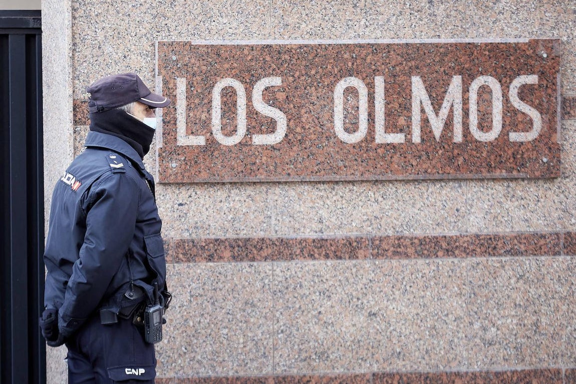 Un agente de la Policía Nacional vigila la entrada de la residencia Los Olmos. 