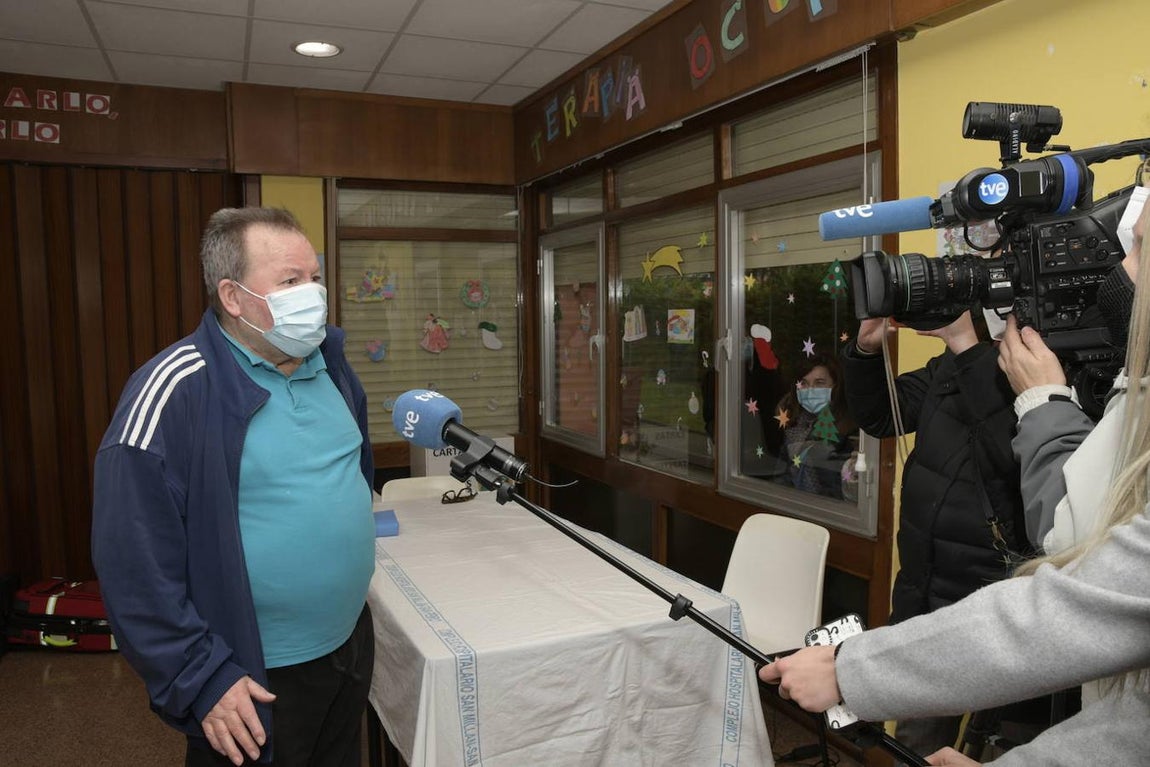 Javier Martín, el primer hombre en vacunarse en La Rioja ofrece declaraciones a los medios, durante el primer día de vacunación contra la Covid-19 en España. 