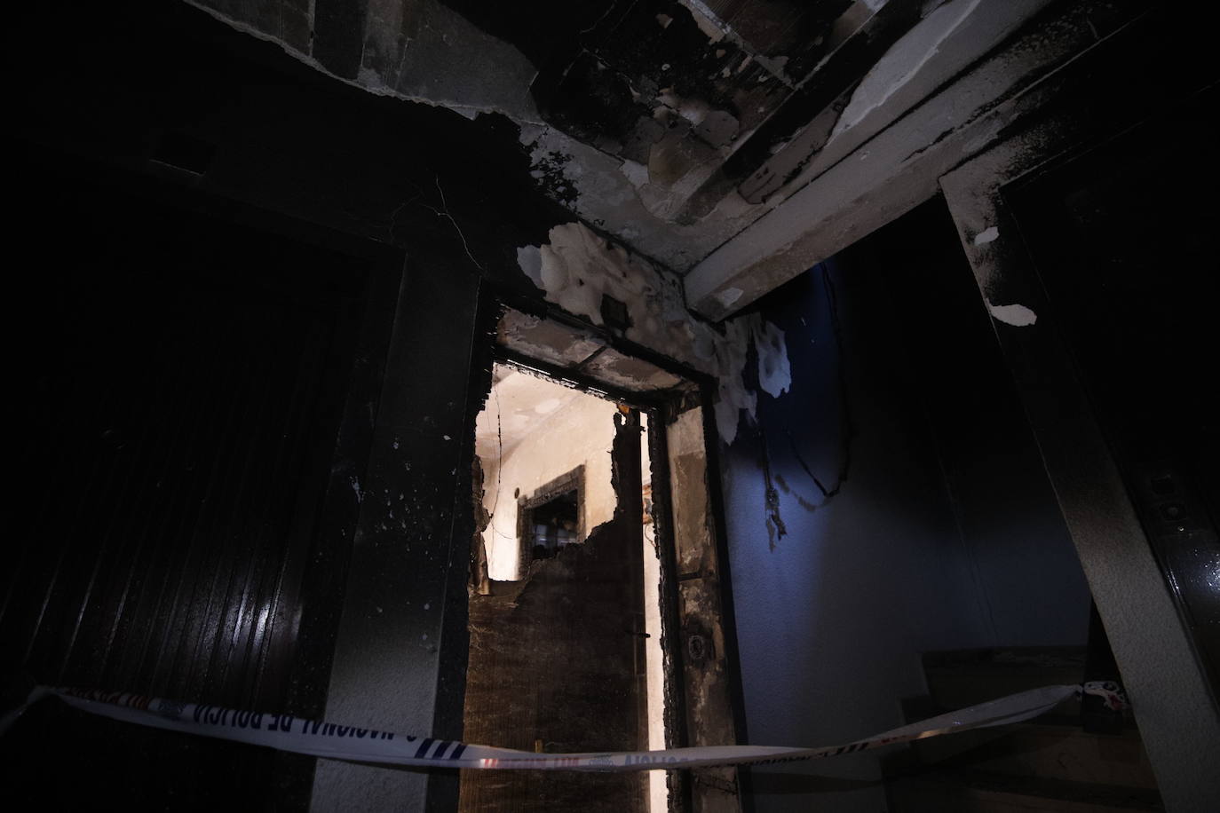 En imágenes, el piso incendiado donde ha muerto una anciana en Córdoba