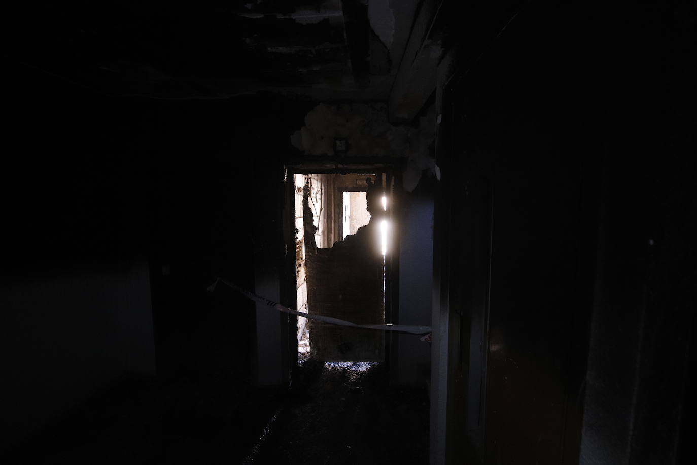 En imágenes, el piso incendiado donde ha muerto una anciana en Córdoba