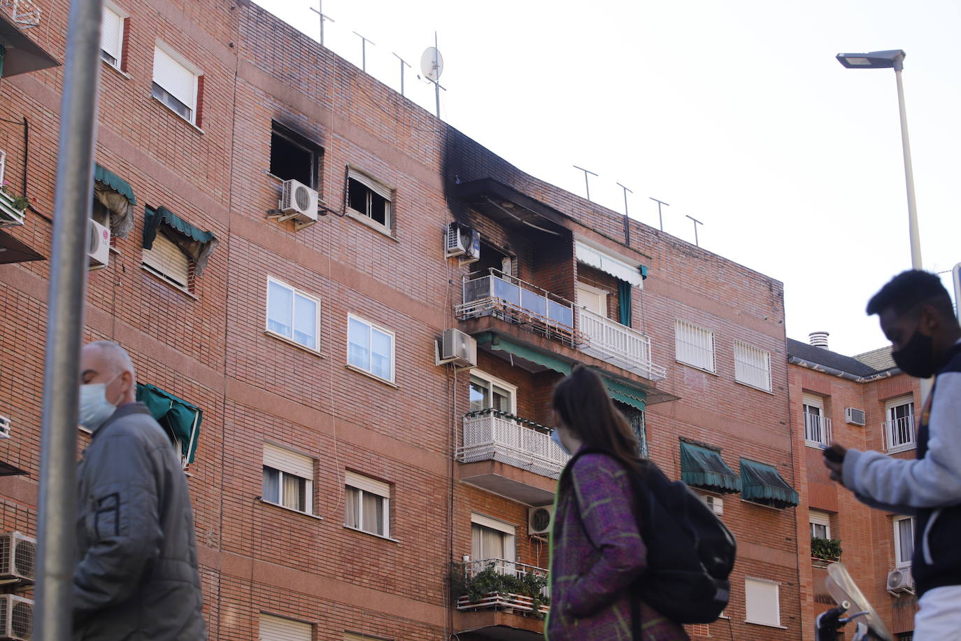 En imágenes, el piso incendiado donde ha muerto una anciana en Córdoba