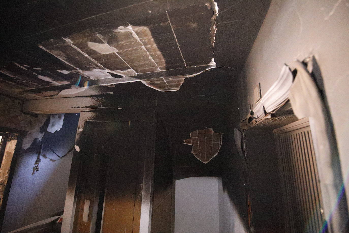 En imágenes, el piso incendiado donde ha muerto una anciana en Córdoba