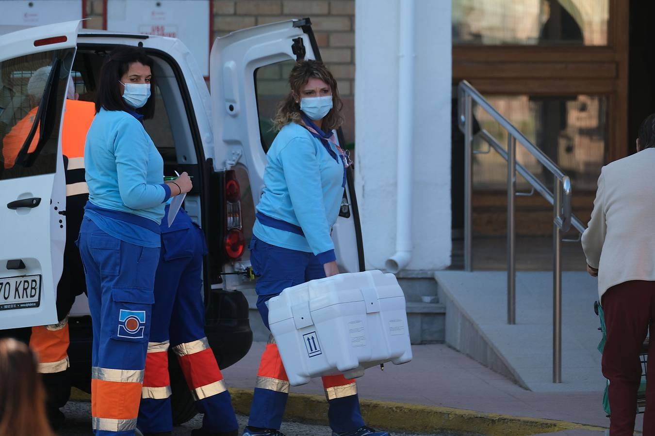 Llegada de las vacunas al centro de mayores La Granja en Jerez de la Frontera