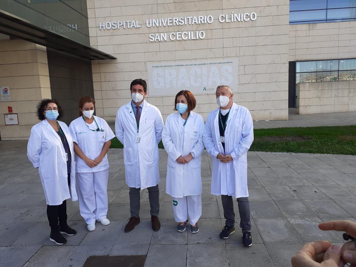 Sanitarios del Hospital Clínico San Cecilio hacen declaraciones tras vacunarse