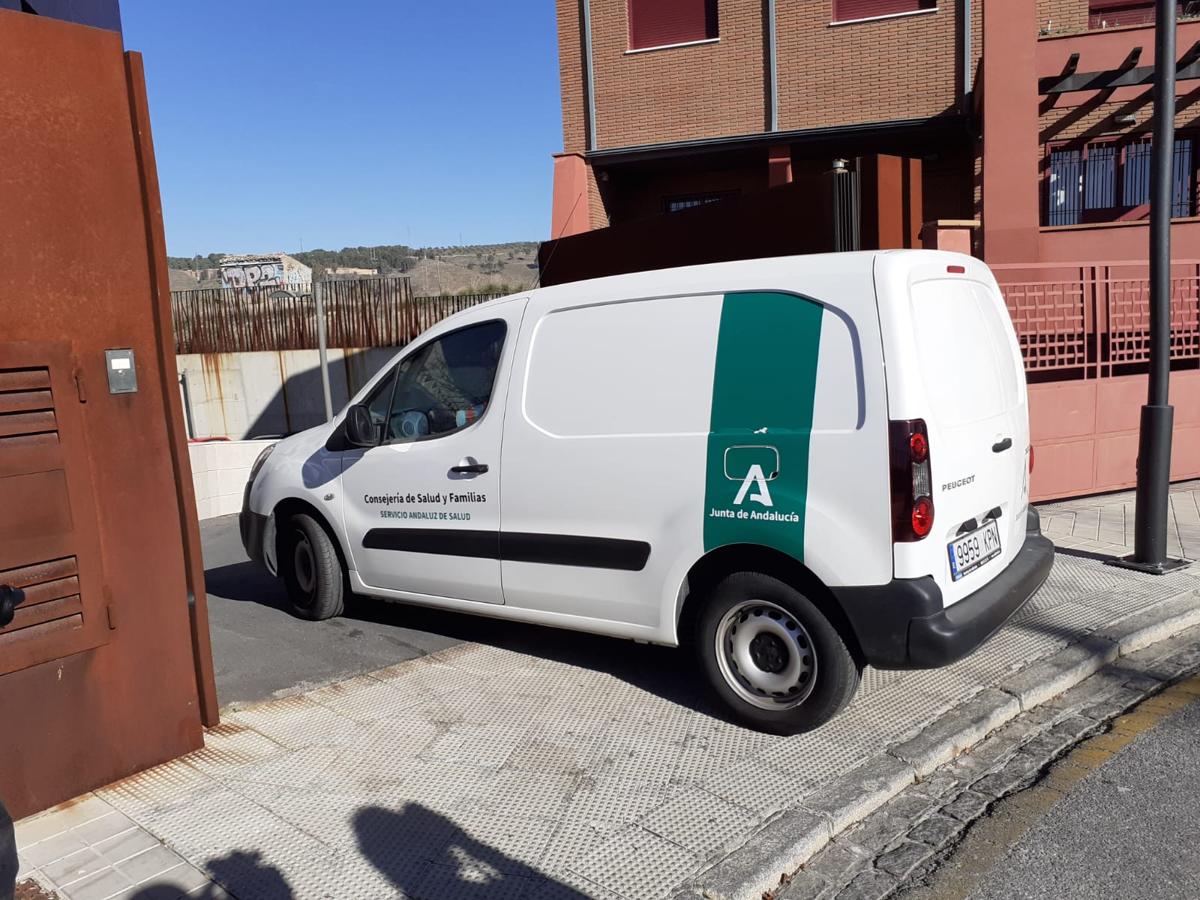 Furgoneta con las primeras vacunas en Granada