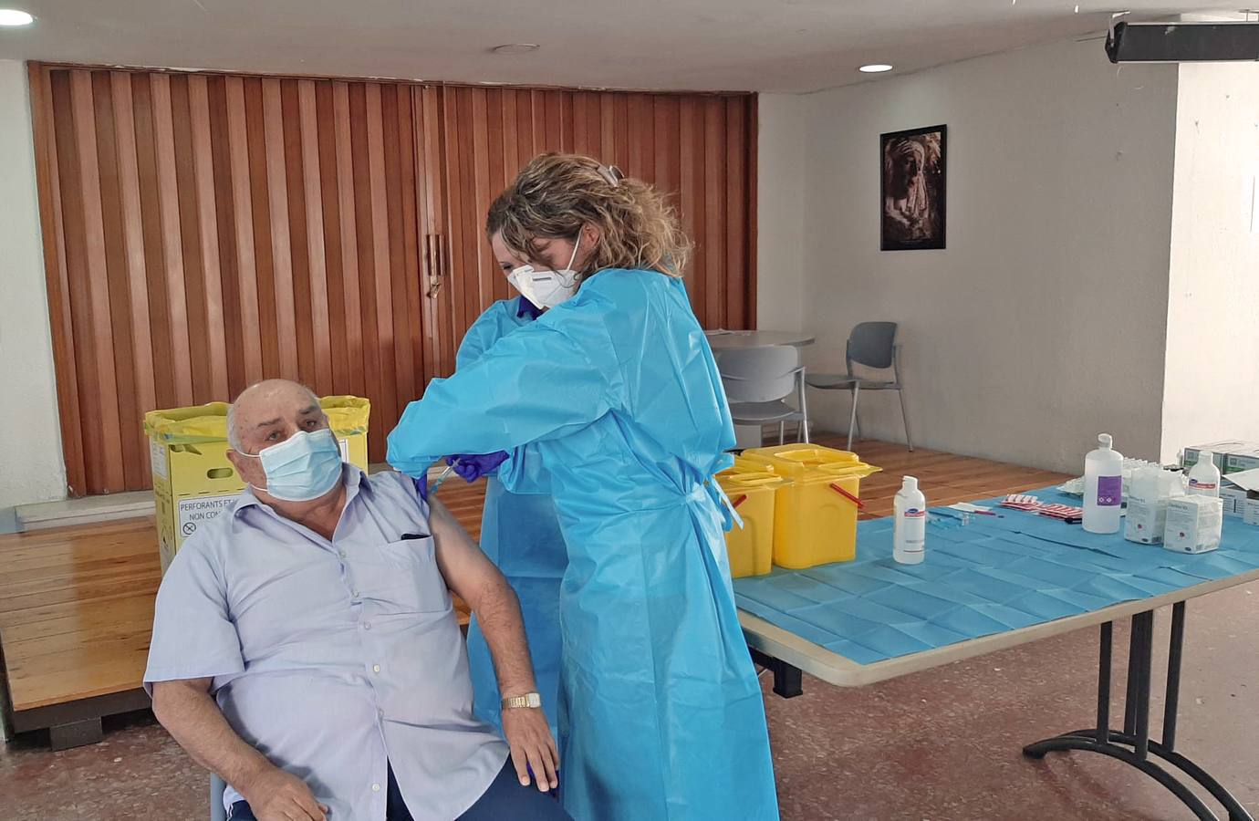 Esteban y Antonio, los primeros mayores que reciben la vacuna en Cádiz: «No duele nada»