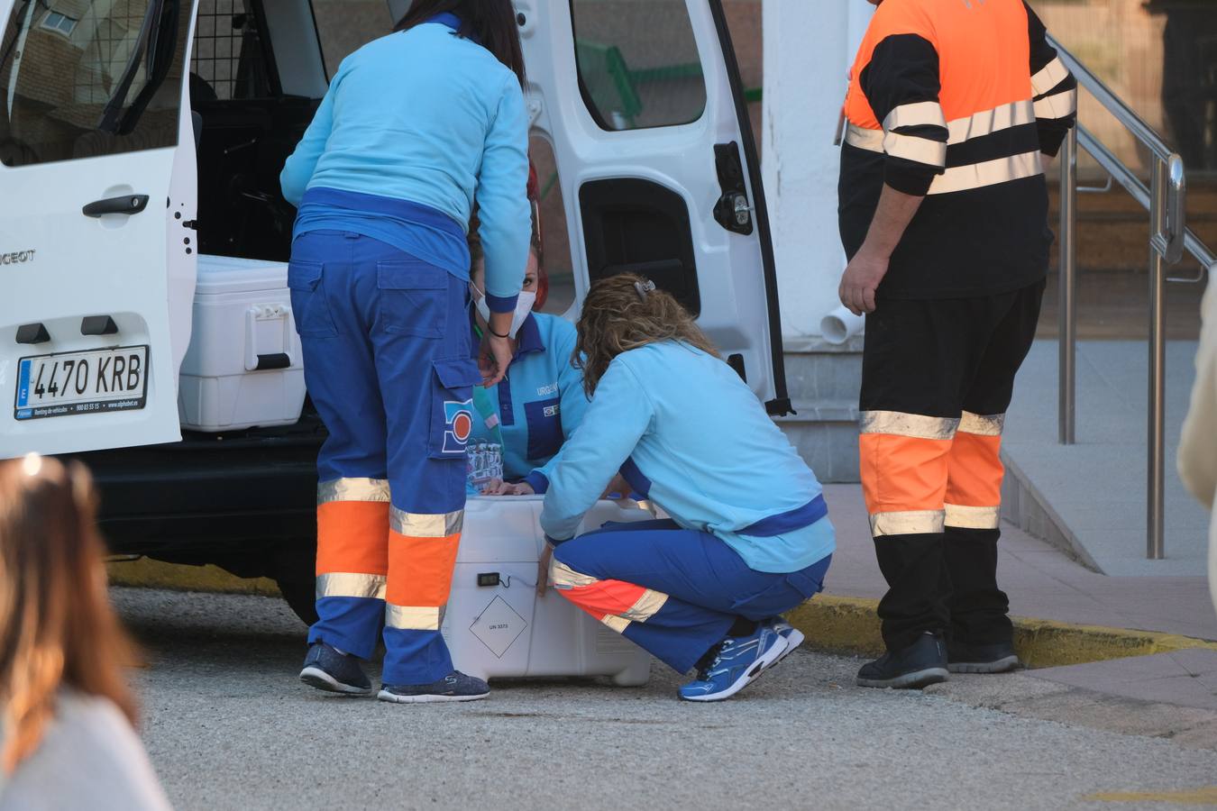 Salvador y Silvia, los primeros sanitarios: «No se pueden olvidar las medidas preventivas»