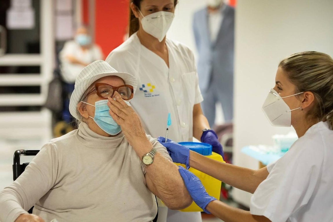Antonia Guedes Cabrea, de 89 años, tercera persona en recibir la vacuna contra la Covid-19 en la isla de Gran Canaria. 