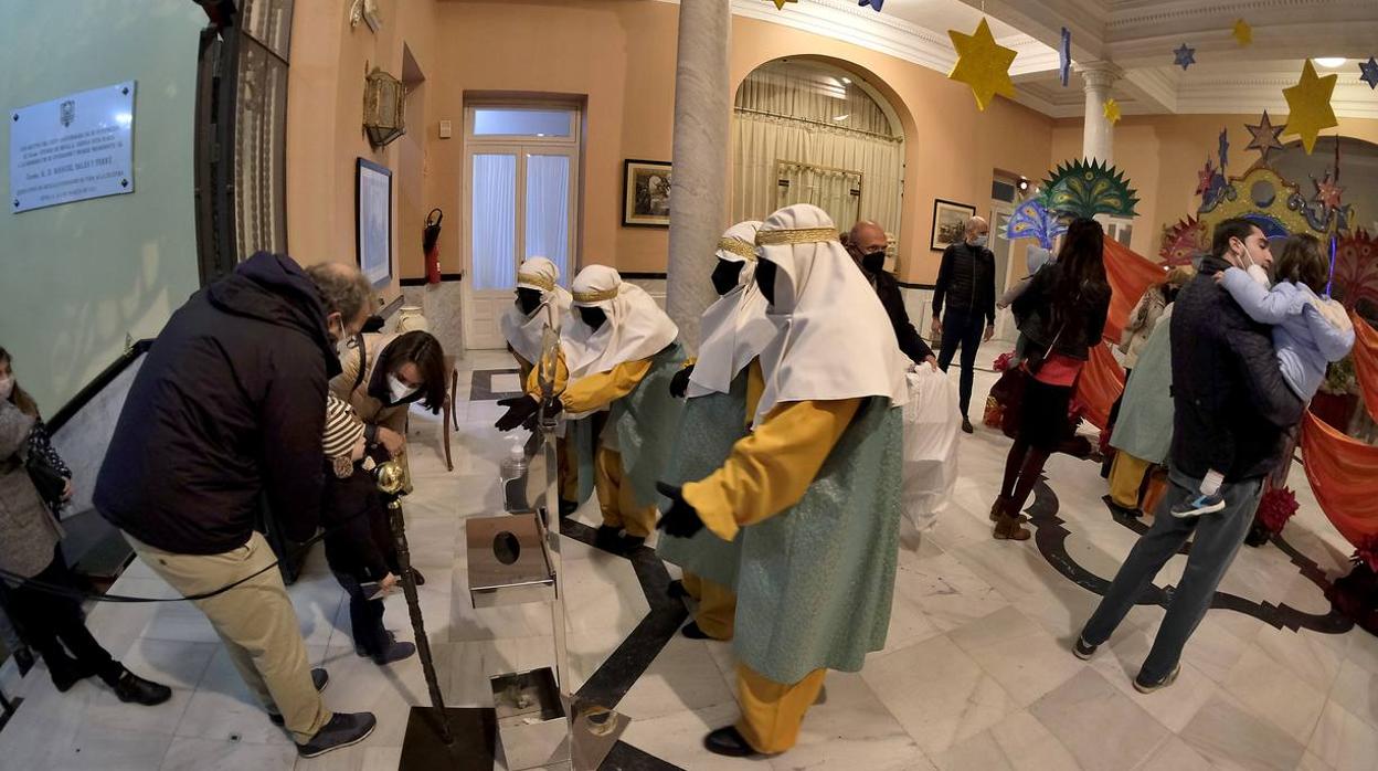 Fotogalería: Colas para entregar la carta a los Reyes Magos en el Ateneo de Sevilla