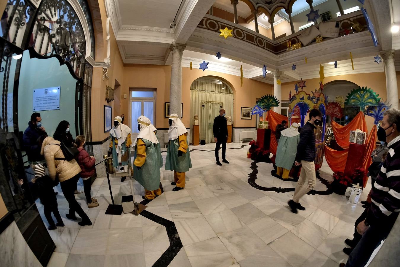 Fotogalería: Colas para entregar la carta a los Reyes Magos en el Ateneo de Sevilla