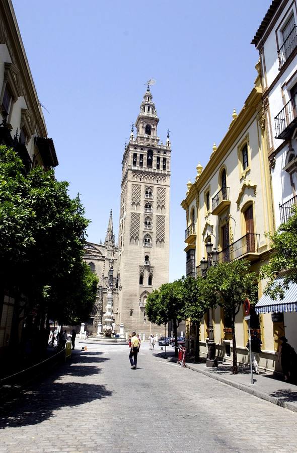 Monumentos de la ciudad completamente vacíos durante el estado de alarma