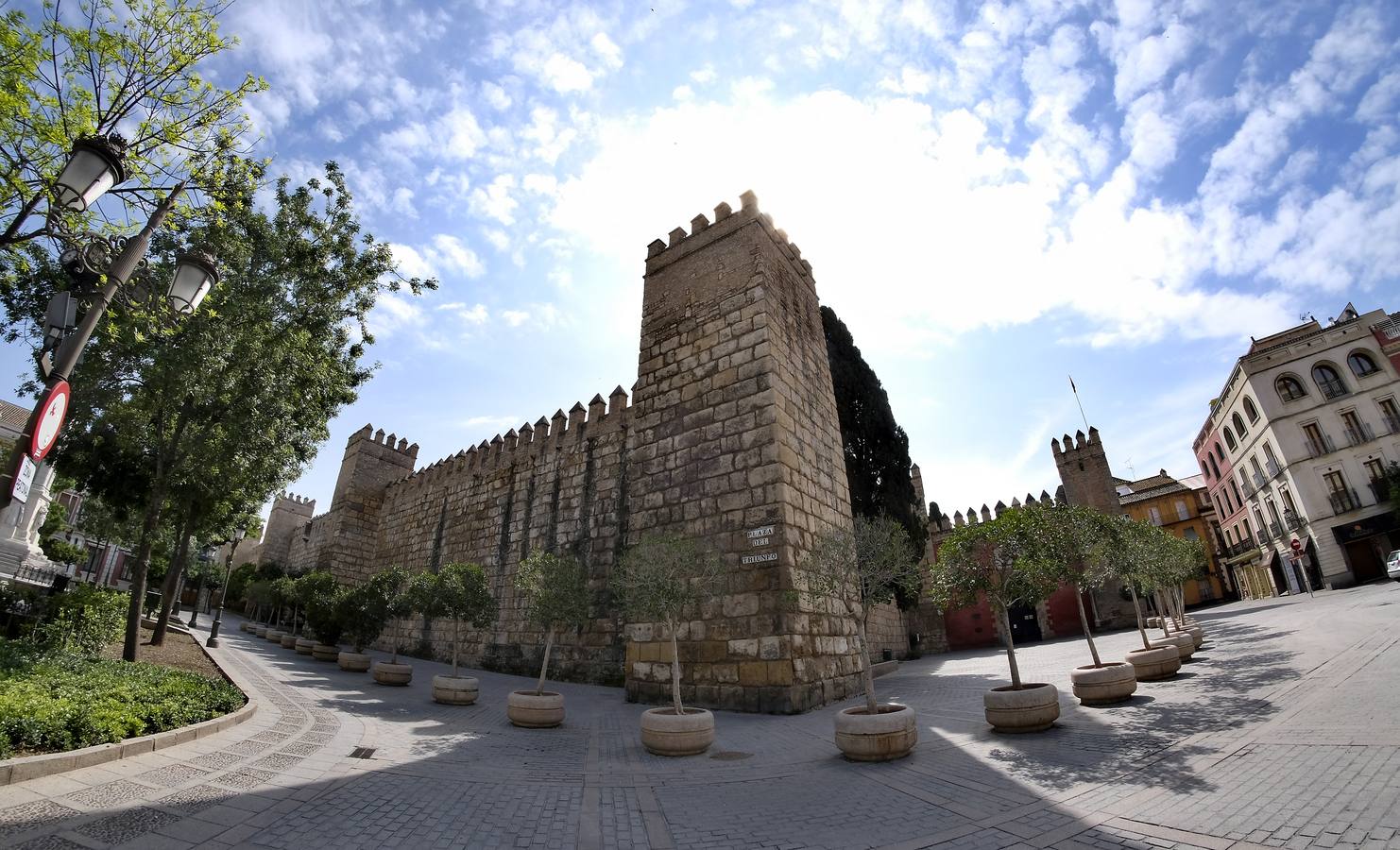 Monumentos de la ciudad completamente vacíos durante el estado de alarma