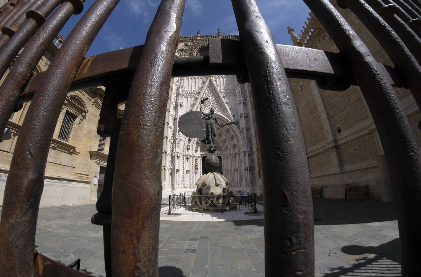 Monumentos de la ciudad completamente vacíos durante el estado de alarma