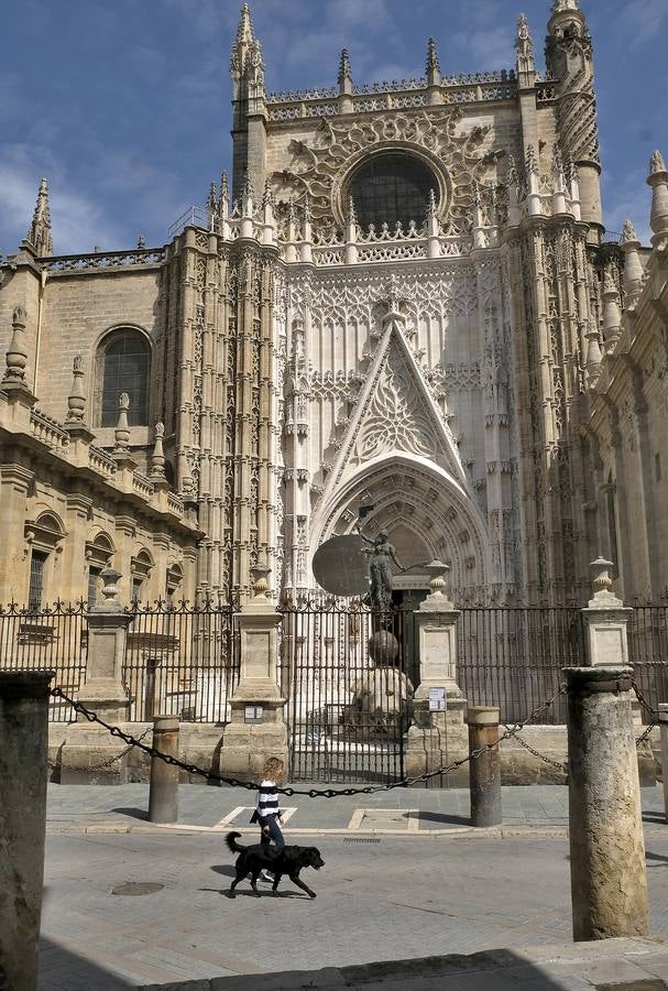 Monumentos de la ciudad completamente vacíos durante el estado de alarma