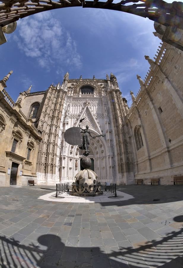 Monumentos de la ciudad completamente vacíos durante el estado de alarma