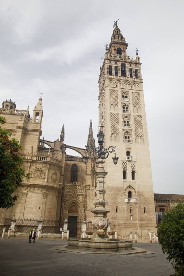 Monumentos de la ciudad completamente vacíos durante el estado de alarma