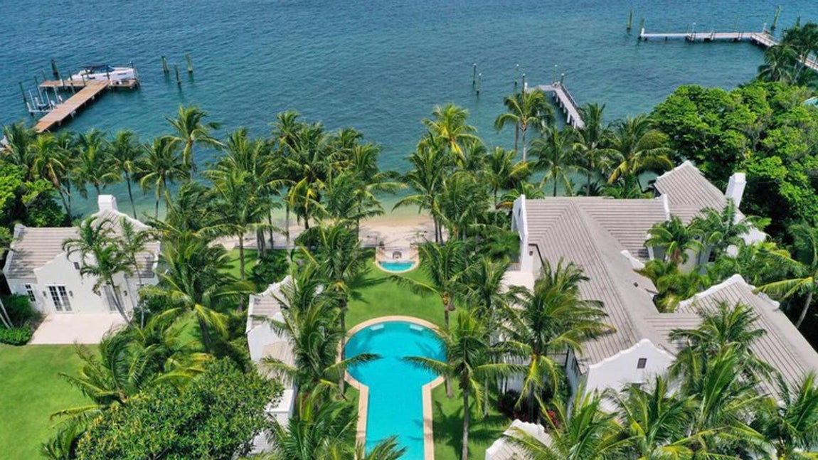 La nueva mansión de Sylvester Stallone en Palm Beach. Además de la casa principal, incluye otras dos para invitados además de una particular cabaña en el jardín situada junto a la piscina.